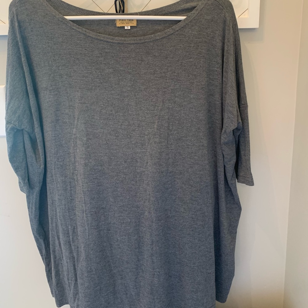Women’s Piko Top. Gray color. Size small